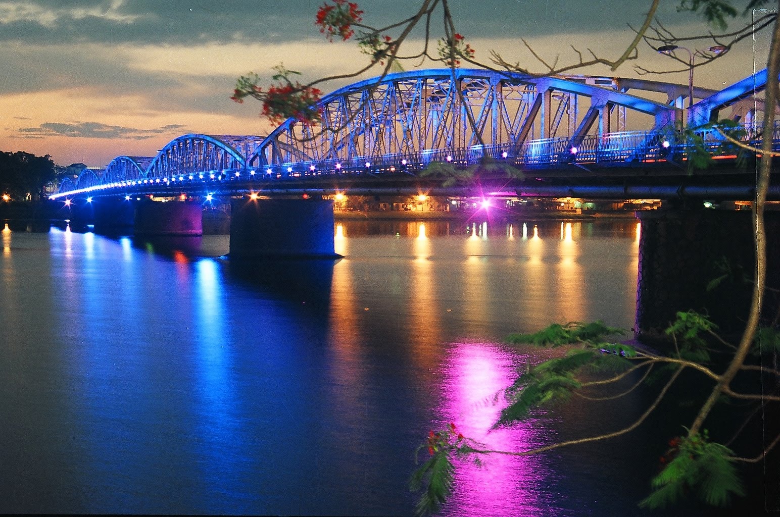 Admire the brilliant lights of Trang Tien Bridge at night